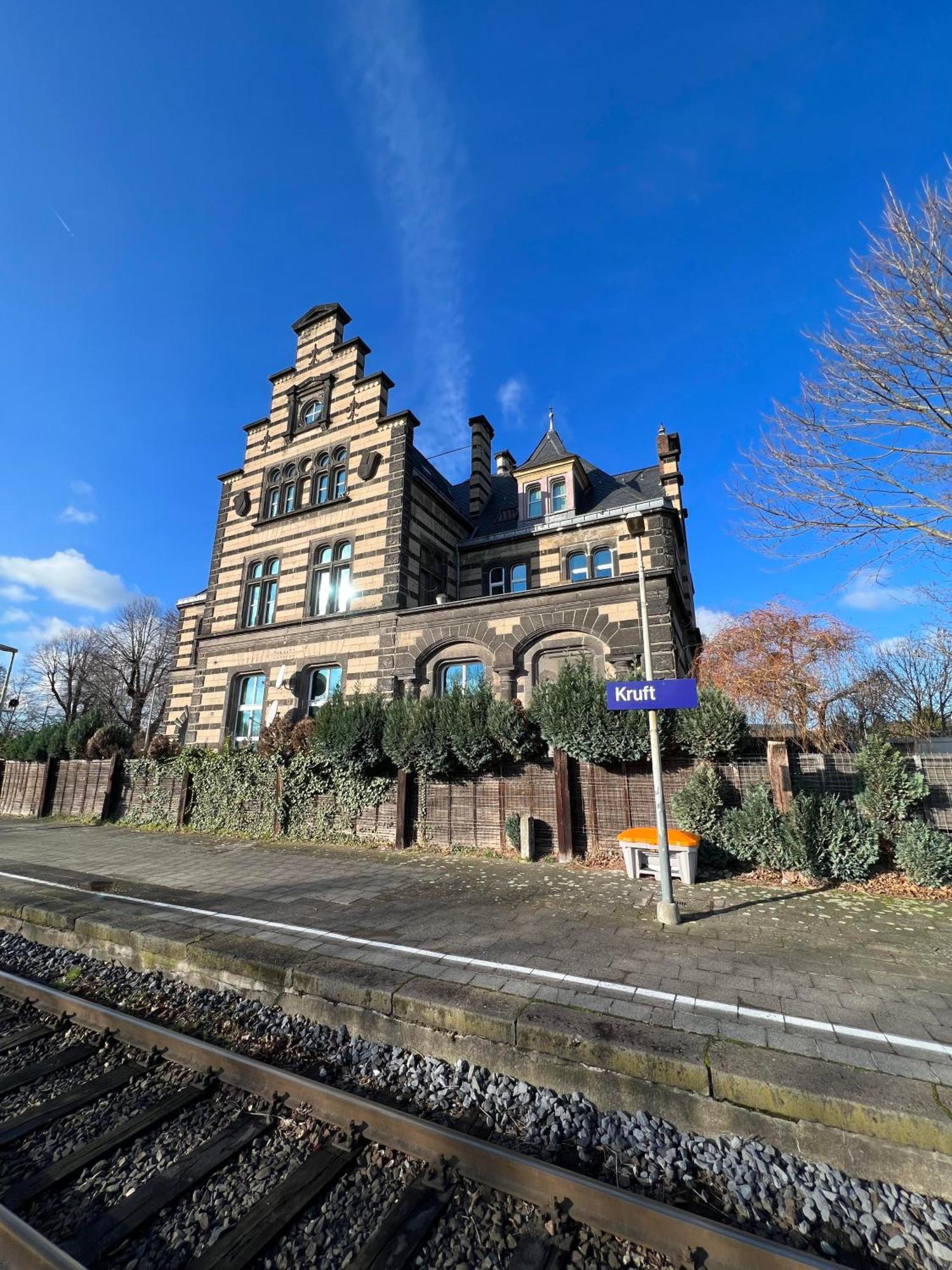 Bahnhofsromantik Trifft Luxus - Alter Bahnhof Von Kruft Екстериор снимка
